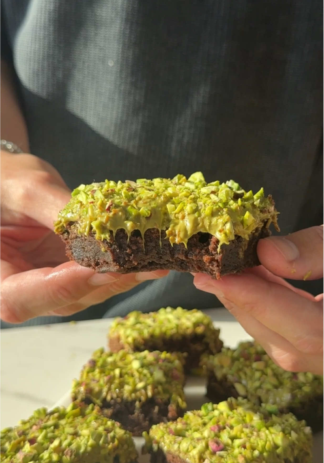 A post by @lasrecetasdesimon on TikTok caption: BROWNIE DUBAI: una reversión del chocolate viral 🍫  • Lo venís viendo en todos lados, el “Chocolate Dubai” que esta en tendencia y que tiene otro ingrediente de moda, el pistacho 💚 • Siempre lo quise probar, pero para no depender al 100% de la calidad del chocolate, decidí darle una vuelta: hacerlo Brownie. Genial, lo sé. Pero para que salga bien es clave tener una  buena pasta de pistacho.  • 𝕀𝕟𝕘𝕣𝕖𝕕𝕚𝕖𝕟𝕥𝕖𝕤: • 200g de Chocolate Amargo 🍫  • 200gr de Manteca 🧈 • 260gr de Azúcar (yo use mitad blanca y mitad rubia, pero podría ser negra también!)  • 3 Huevos Medianos 🥚  • 120gr de Harina 0000 🌾  • 40gr de Cacao Amargo • 1 Pizca de Sal 🧂 • • 3 Nidos de Fideos Cabellitos de Ángel  • ⁠2cdas de Manteca 🧈 • ⁠1 Frasco de Crema de Pistacchio (yo use la de Lucciano’s) 💚 • ⁠1 Puñado de Pistacchios Picados  • Hacelos porque además de riquísimos, mirá lo lindos que son! • #dubaichocolate #brownie #chocolate 
