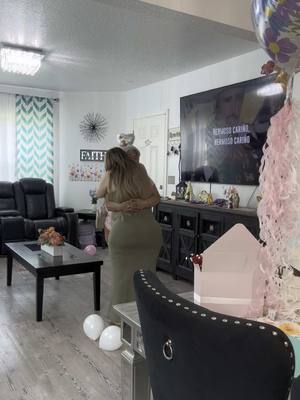 A post by @marileperez on TikTok caption: Se merece esto y más madre, la amo💕 gracias @Grupo 631 por ayudarme con la sorpresa! #minivlog 