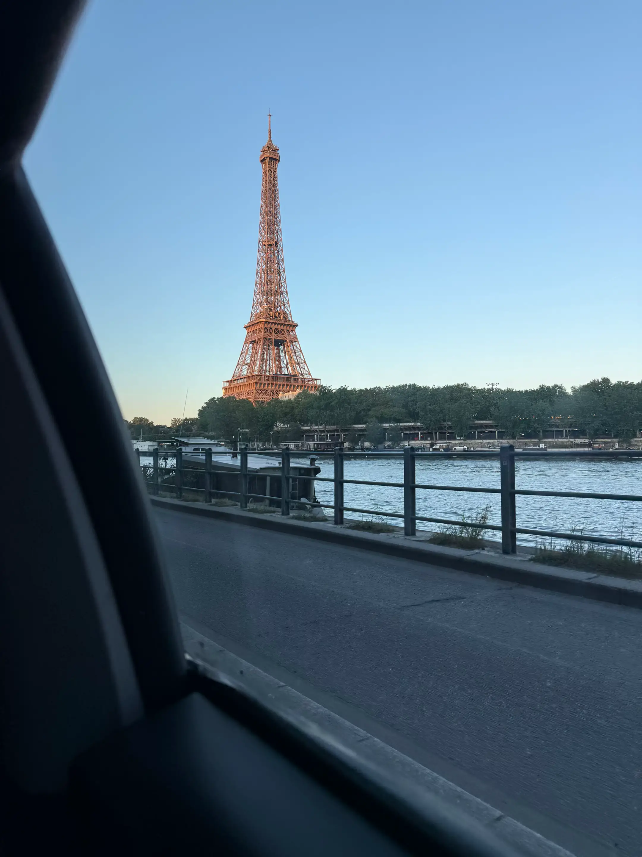 A post by @_myamm_ on TikTok caption: Je fais que manger depuis que je suis ici 🫣