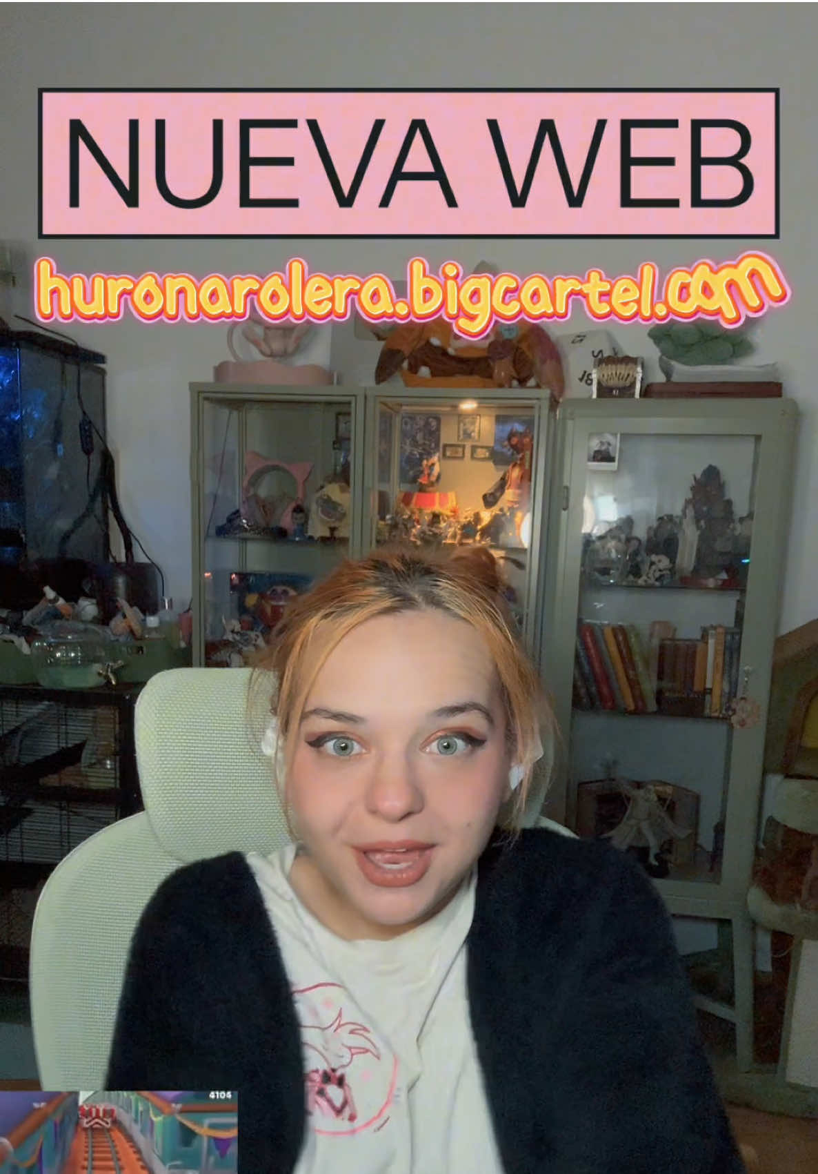 A post by @huronarolera on TikTok caption: ENLACE EN EL PERFIL!!!  Estoy muuuy emocionada de empezar este proyecto🥺 poco a poco espero ir creciendo Os atiendo por el perfil de doodles!  Déjame en comentarios de qué te gustaría ver merch 💖 (Video vuelto a subir por problemas con el audio) #merch #stand #artistalley #web #artist #geek #Anime #BookTok 