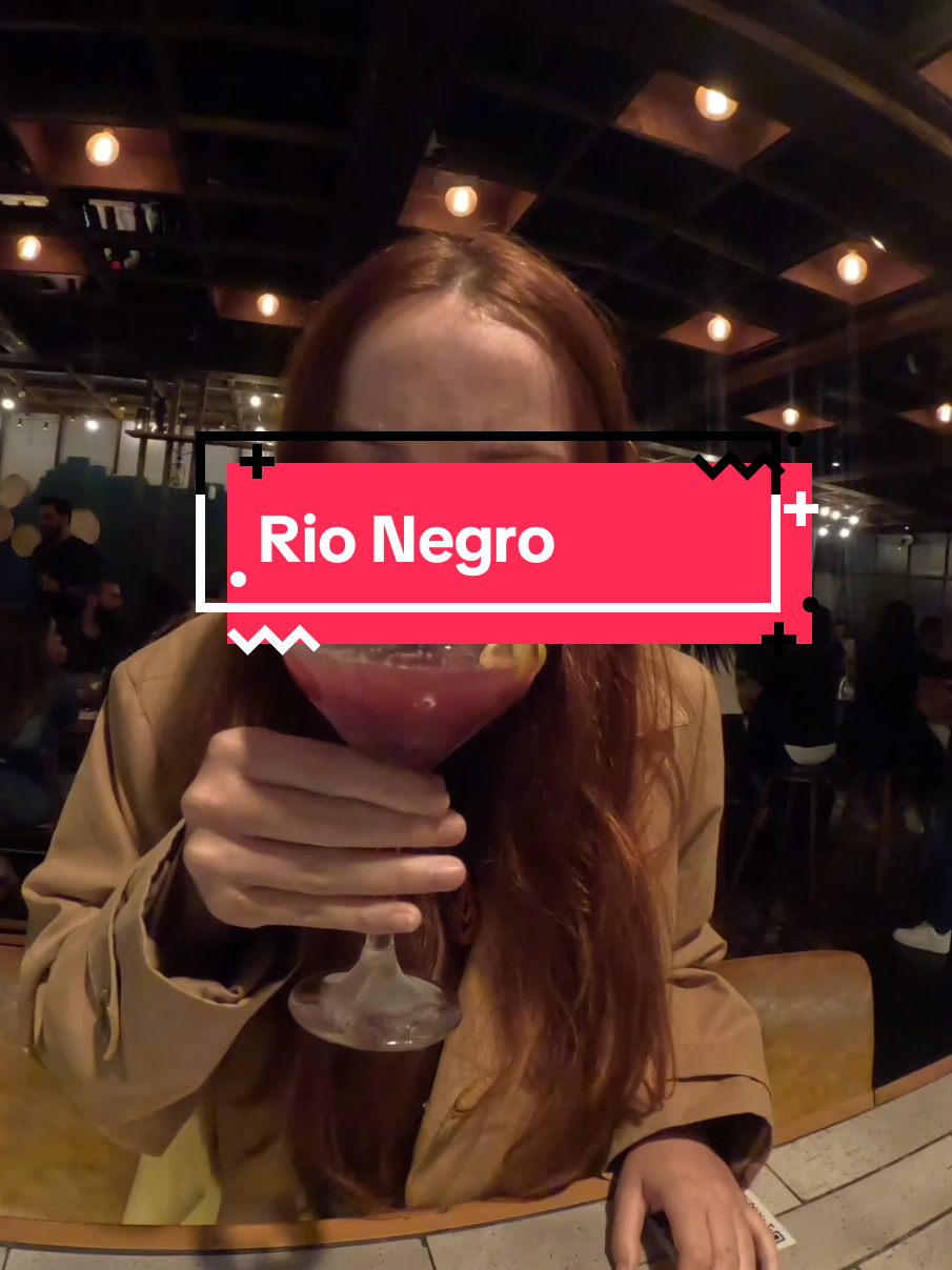 A post by @randbartender on TikTok caption: A cliente chegou já de olho no Rio Negro, um dos drinks do cardápio 🍸. Ela comentou que queria algo com cachaça, mas que fosse mais doce e suave. Quando me contou isso, confirmei na hora: era o drink ideal! A receita leva cachaça, vermute, suco de limão, purê de jabuticaba e Cynar 💜🥃. Preparei com atenção e, no primeiro gole, ela já soltou um sorriso — simplesmente adorou! #bartender #drink #MaestriDelPov #cocktail #bartenderlife 