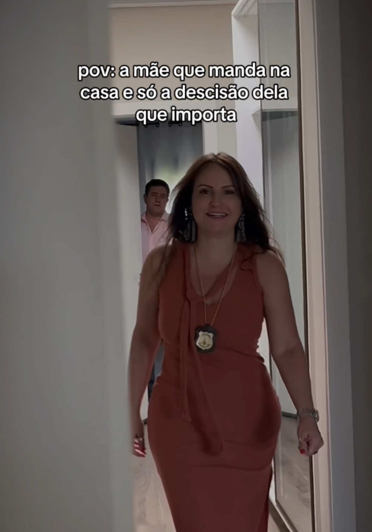 A post by @gabrielanerym on TikTok caption: A cara do meu pai de besta kkkkkkkkkk A MUIÉ QUE MANDA! AURA +990000🎩  #diadasmaes #mae #felizdiadasmaes