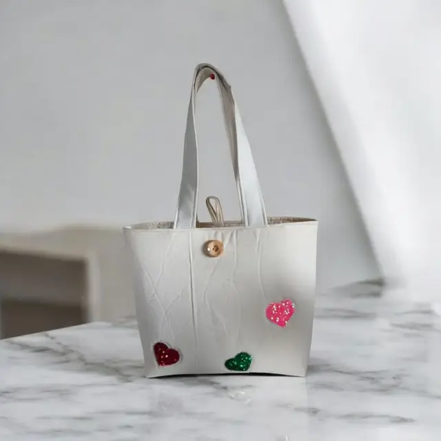 A post by @bodysamuka on TikTok caption: #creatorsearchinsights #viral #totebag #sewwithkorpo 