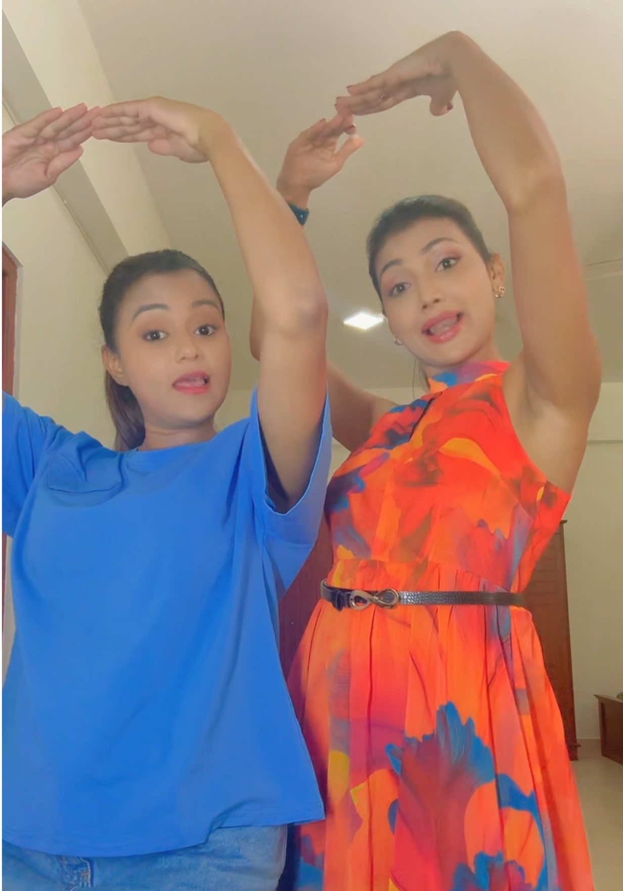 A post by @dinakshie_saranga on TikTok caption: බැලේ නම් බැලේ.. පැලේ නම් පැලේ 🤣😄😱😅  @Chathu_Rajapaksha official  🥳  On the sets of Paradeese 🤣 @Hasun online 