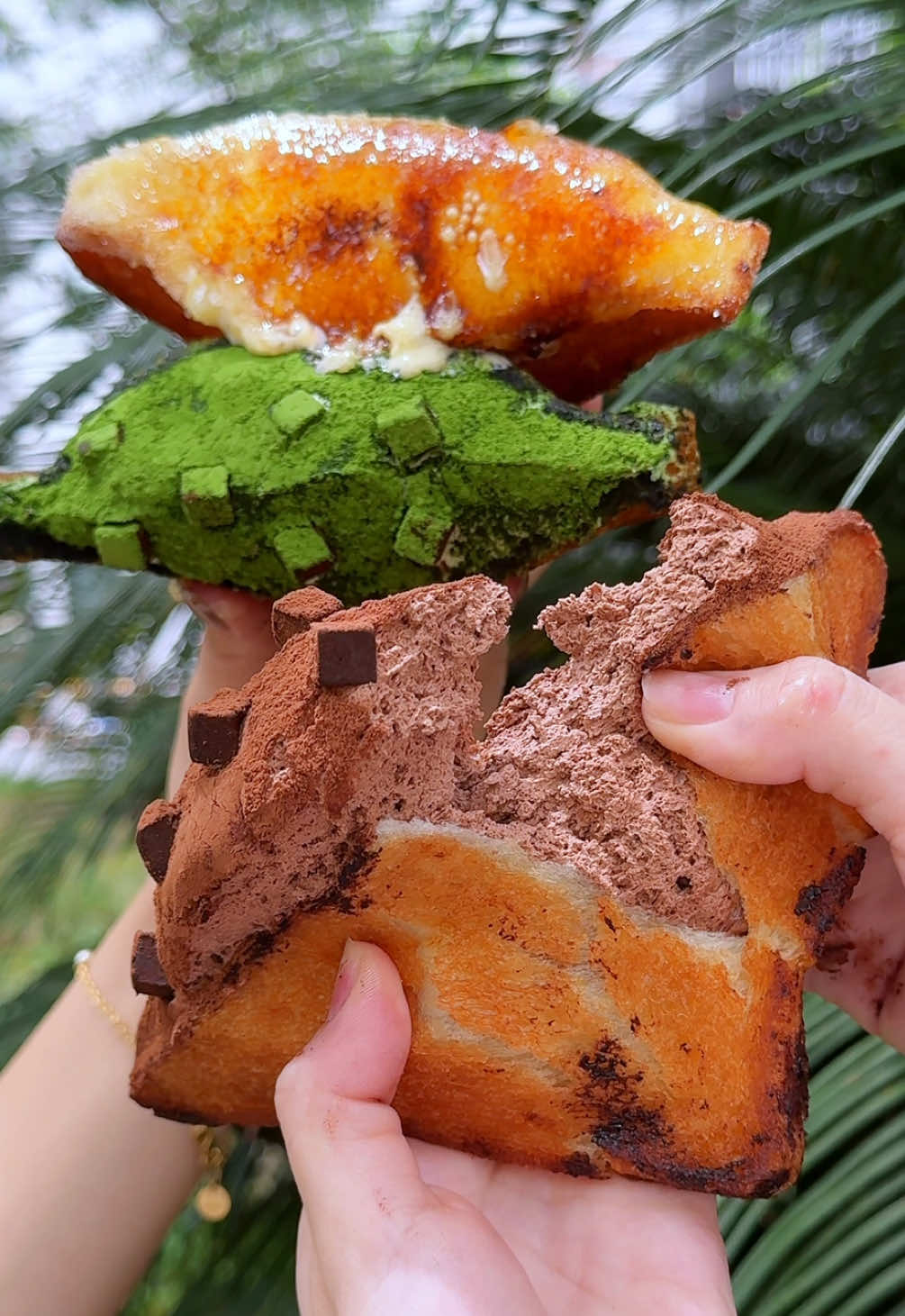 A post by @joker_gourmet on TikTok caption: 100円で食べられるクリーム爆盛り揚げサンド🥪 【Age.3】 ◎ホイップ 100円 　クリームブリュレ 850円 　生チョコ抹茶 850円 　生チョコチョコ 850円 背徳感たっぷりなのに最高に幸せを感じるカロリー爆弾サンドイッチ！ 注文してから揚げてくれるカリカリの食パンに程よい甘さの生クリームをたっぷり詰め込む。 低糖質クリームは意外と重くなくて想像以上に食べやすかったです！ かなりのボリュームなのでお気をつけください！ #東京グルメ #東京ランチ #japanesefood #tiktokfood 