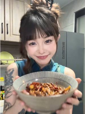 A post by @dou57dou on TikTok caption: 自制手工刀削面，配上辣椒和牛肉这组合绝了！ #李兜兜 #川渝女生 #廚娘 #甜妹 #cooking #food #delicious #tiktok #fyp #foryou #foryoupagе #for #or #doudou #douuod57 #doudn #dou57dou #snowwhite 