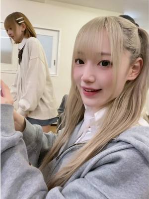A post by @kawaii.heroine on TikTok caption: MVのオフショ #放課後ヒロインの日常 放課後ヒロイン #制服 @コヨリ @黒江。 @ドールのナルちゃん 
