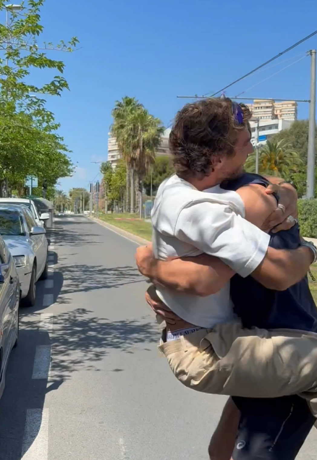 A post by @emilioalcaraz6 on TikTok caption: La magia de ese abrazo sentido tras 6 meses fuera de casa. La familia y los amigos, el amor. La única razón de vivir y la gasolina de mis días.💜