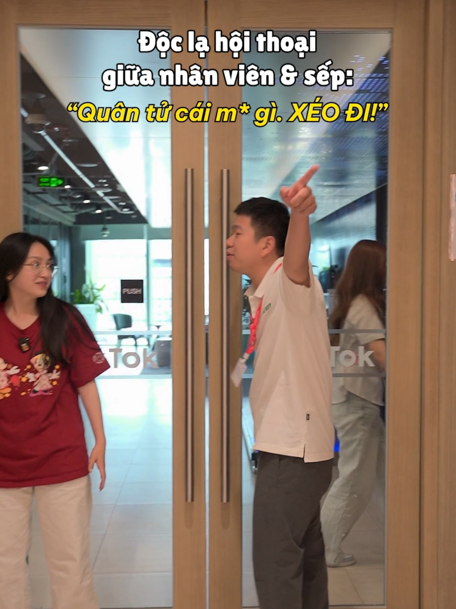 A post by @schannelvn on TikTok caption: Thay vì lên núi sống, anh Huy đã chuyển qua văn phòng TikTok làm 👉🏻👈🏻 #schannel #LearnOnTikTok