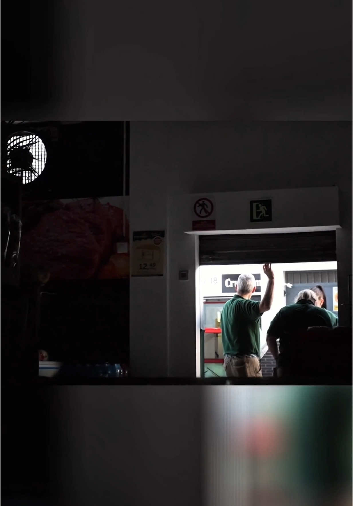 A post by @joosejulioo_002 on TikTok caption: Me quedé encerrado 😂 Completo en youtube (link en bio) ❤️
