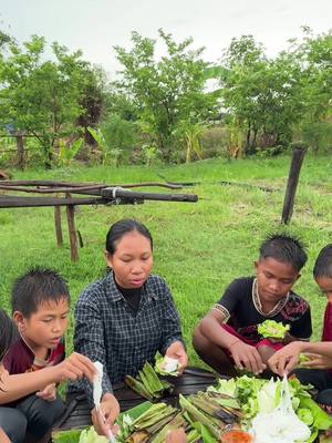 A post by @chhomsreypach on TikTok caption: សង្វាក់អាំងក្រោមដំណក់ទឹកភ្លៀង