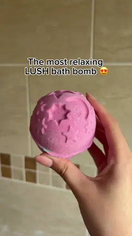A post by @lushreview on TikTok caption: the most relaxing lush bath bomb 😍 #CapCut #viral #lushcommunity #foryoupage #lushproducts #fyp #viralvideo #viraltiktok #foryou #lush #lushbath #lushcosmetics #bathbomb #lushuk 