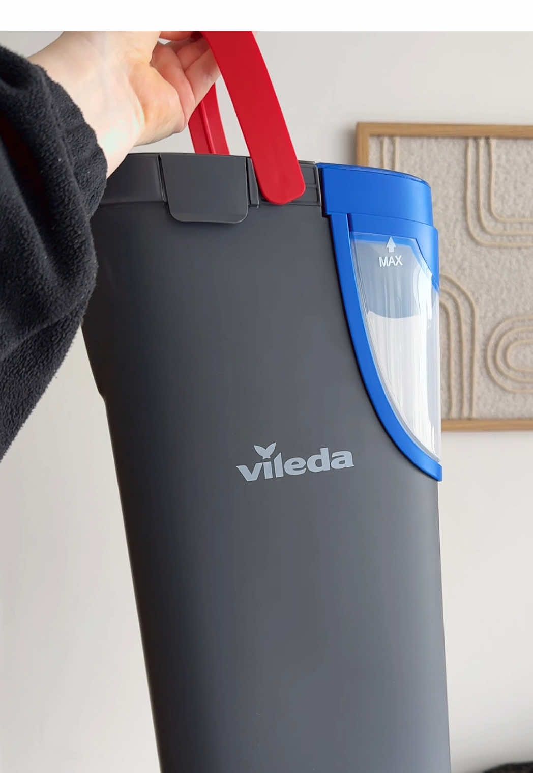 A post by @vivi_es_norbi_cc on TikTok caption: Vödör letesztelve! Nekem most ez az új favorit!🫣😀 #cleaning #clean #cleantok 