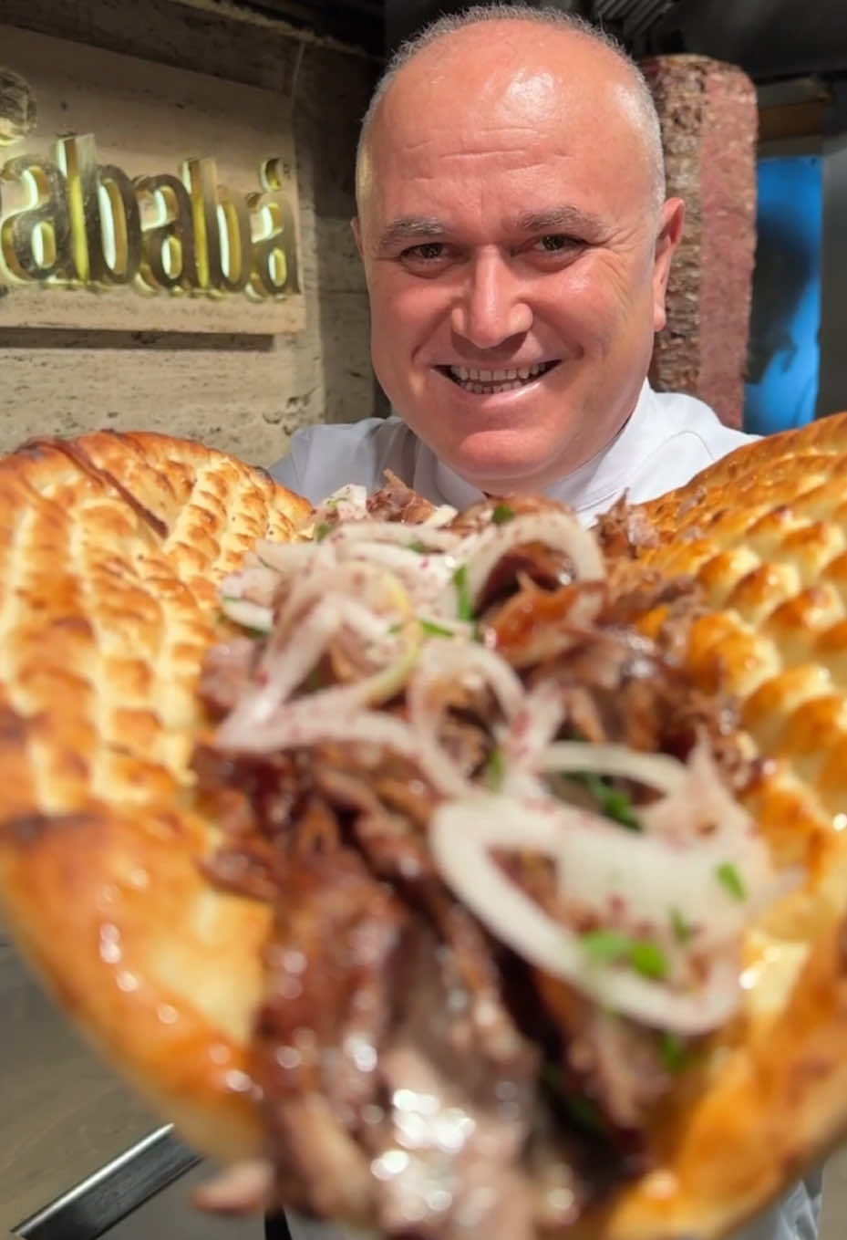 A post by @himmetpolatt on TikTok caption: Büyük pideye döner isteyen .? . . . . . . . #pide #sivaspidesi #döner #dürümdöner #food #türkiye #ağababadöner #himmetpolatt #soğan #eniyidönerci @Agababadoner 
