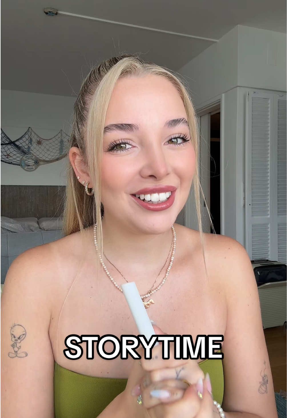 A post by @skibanoemi on TikTok caption: 😂😭🫠 INSTA: skibanoemii #storytime #grwm #grwmmakeup #travel #fyp 