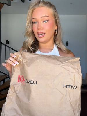 A post by @lusandraa on TikTok caption: Bin soooo in love und fühle mich unendlich wohl 🩵🩵🩵 @dagi 🌺