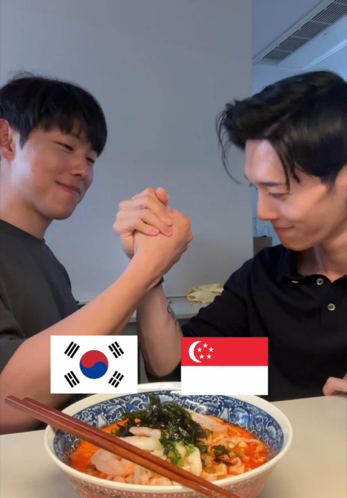 A post by @_cookim_ on TikTok caption: 🇰🇷 + 🇸🇬 = Kalguksu Laksa