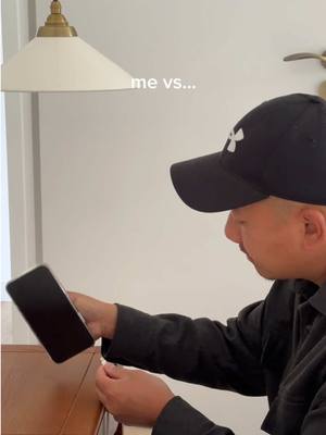 A post by @abregefrere on TikTok caption: Comment est-ce possible d’abréger son câble comme ça ?  Qui est comme ça chez toi ? #abregefrere #phone #couple 