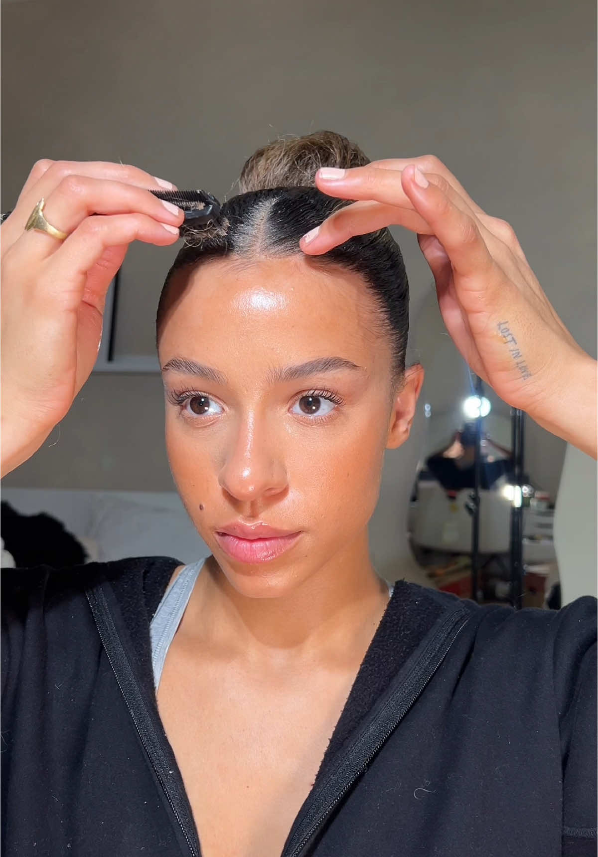 A post by @melissazerhau on TikTok caption: Facelift lieben wirrrr 💓🤌🏽 Ignore meine verfusselte Jacke 🐻  #hairtok #sleekbun #hair #hairtutorials #bun #fürdich #hairinspo #hairstyle 