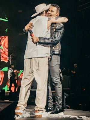 A post by @jhonnyrivera on TikTok caption: Celebrar 20 años de carrera ya es un regalo inmenso, pero compartir ese escenario con mi hijo, mi orgullo, mi compañero de vida, lo convirtió en un sueño hecho realidad. Verlo hablar de mí con tanto amor y respeto, sentir su abrazo, su energía, su apoyo… no tiene precio. Gracias hijo @andyrivera_ por hacer parte del momento más importante de mi carrera, por honrarme con tus palabras y por regalarme el privilegio de cantar juntos en este escenario tan especial. ¡Te amo, hijo! #JhonnyRivera #AndyRivera #20AñosDeCarrera #MovistarArena #Familia #MusicaPopular 