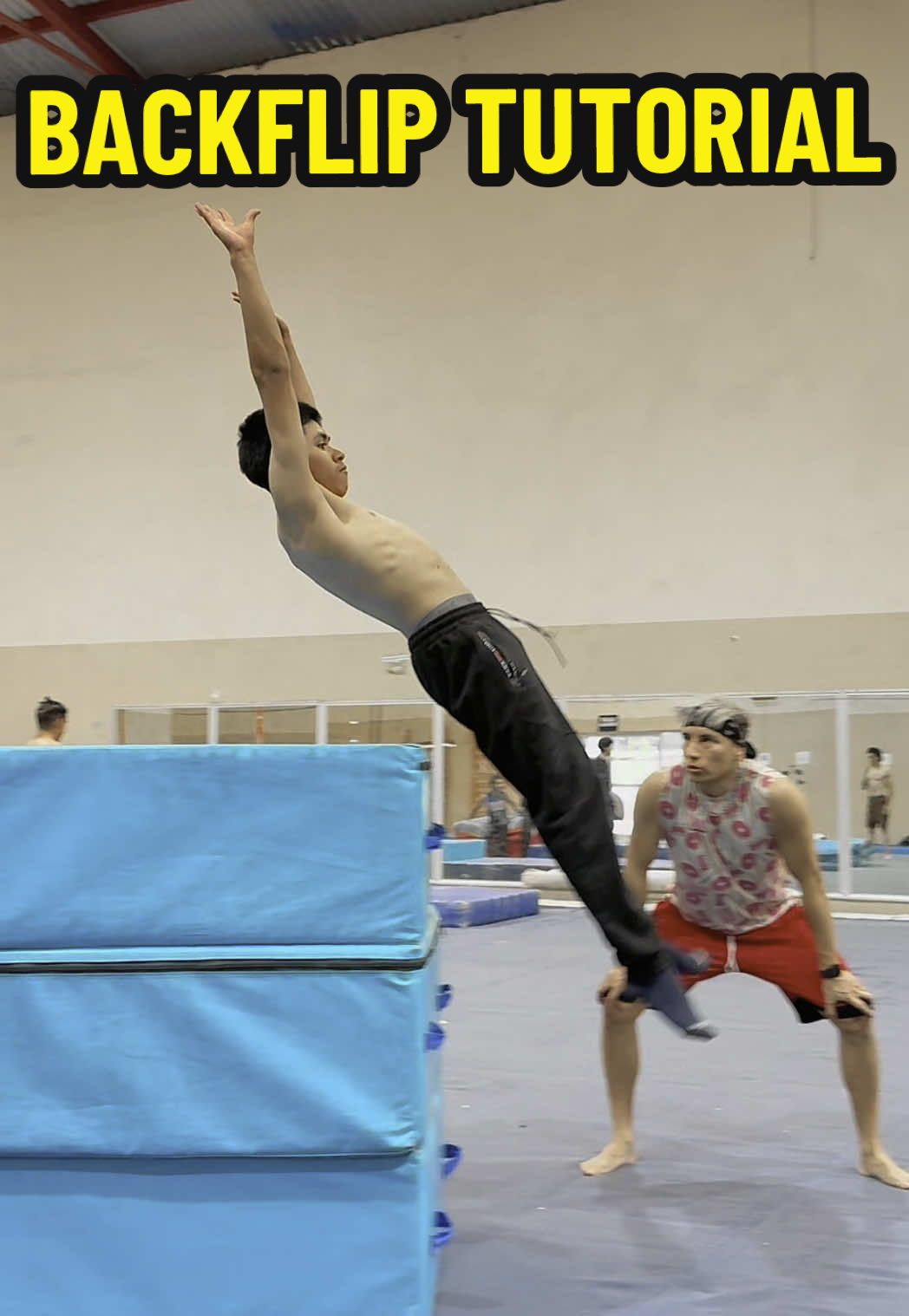 A post by @alex_destreza on TikTok caption: Entrenamiento para hacer BACKFLIP 🔥#Tutorial #parkour #gymnastics #TikTokDeportes 
