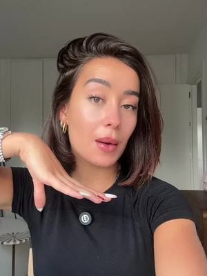 A post by @ on TikTok caption: Publi. Mi combo perfecto para ir al gym: mi base de confianza + el nuevo Face Bond Luminizer de @urban decay  ✨ Es waterproof así que perfecto para ir con un glow increíble a entrenar.   #UDSpain