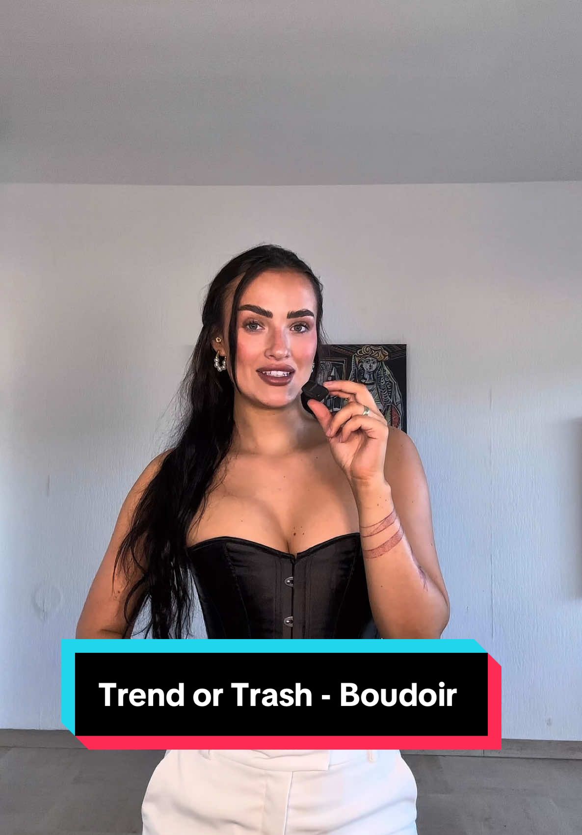 A post by @paulina_ljubas on TikTok caption: BH raus – Blazer drüber? Boudoir ist jetzt Alltag?! Ich hab’s getestet: Ist das sexy oder einfach drüber? Trend or Trash – entscheidet ihr! #boudoircore #trendortrash #TikTokFashion #fashioncheck #2025trends #aestheticcheck #ootd #mode2025 #styleexperiment