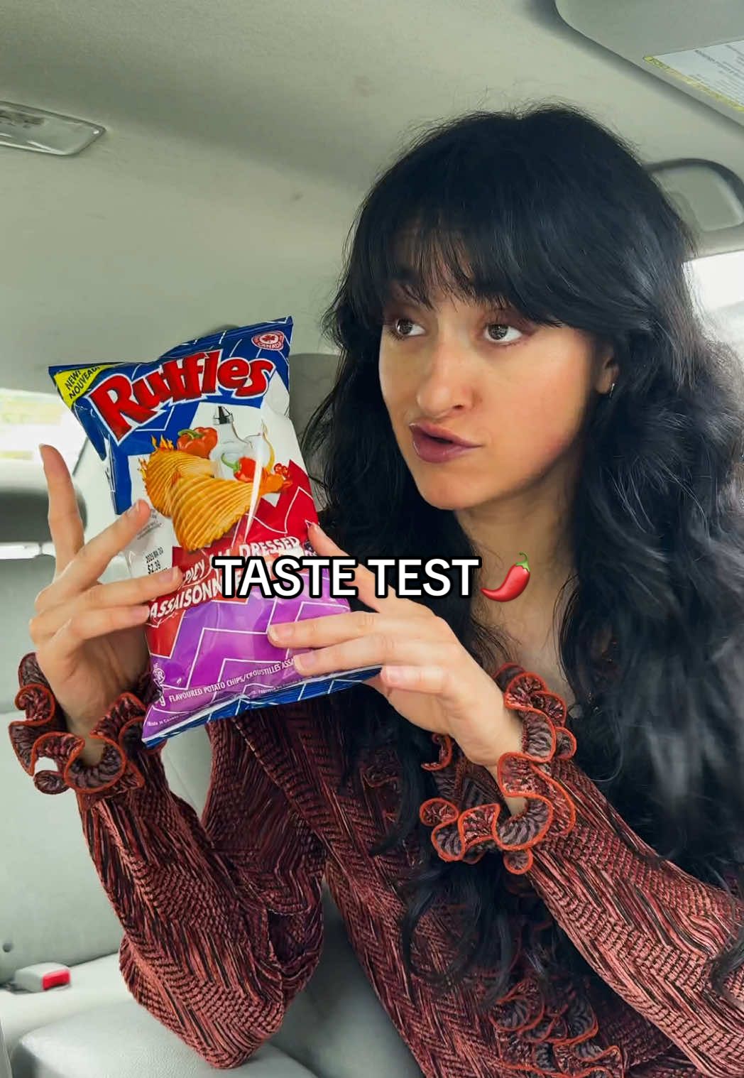 A post by @emylalune on TikTok caption: Ces chips ont du drama. 🌶️ J’essaye les nouvelles croustilles @Ruffles Canada assaisonnées épicées! Aussi délicieuses que les originales, mais avec une TWIST ÉPICÉE!! #pub #rufflescanada 