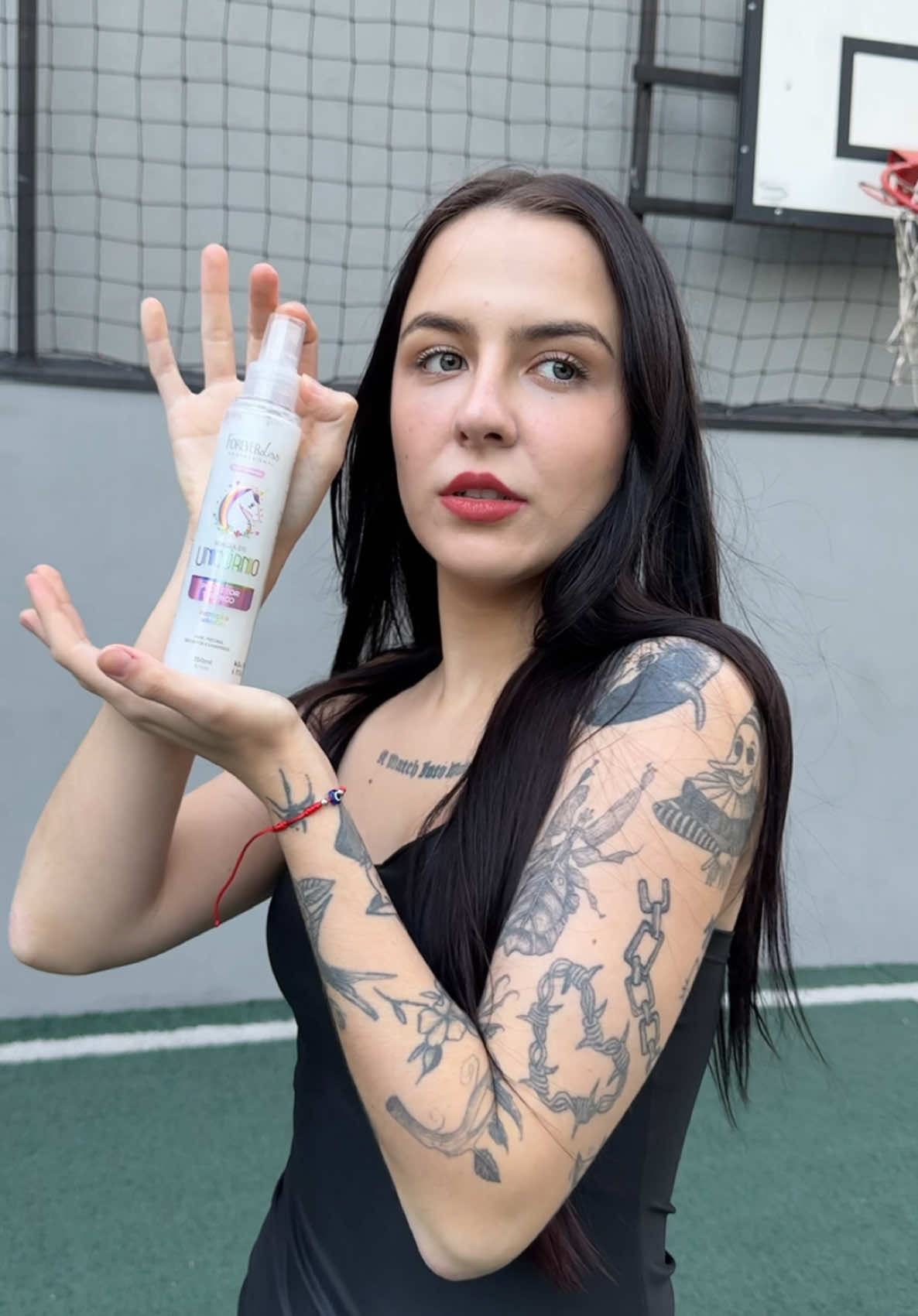 A post by @doarda on TikTok caption: aquelas transformações mágicas em filmes adolescente…. já conhece o spray Magia de Unicórnio da @Forever Liss? Brilho, proteção e hidratação em um só produto, parece até mágica! com uma fórmula multifuncional, ele pode ser usado diariamente, tem proteção térmica, é vegano, livre de parabenos e sulfatos, protege contra o cloro e a água do mar, ajuda a desembaraçar o cabelo super fácil e ainda tem umas partículas de micro brilho ✨✨✨  e tem o meu cupom: DOARDA para 15% de desconto no site!  💖  #foreverliss #magiadeunicornio #protetortermico *publi