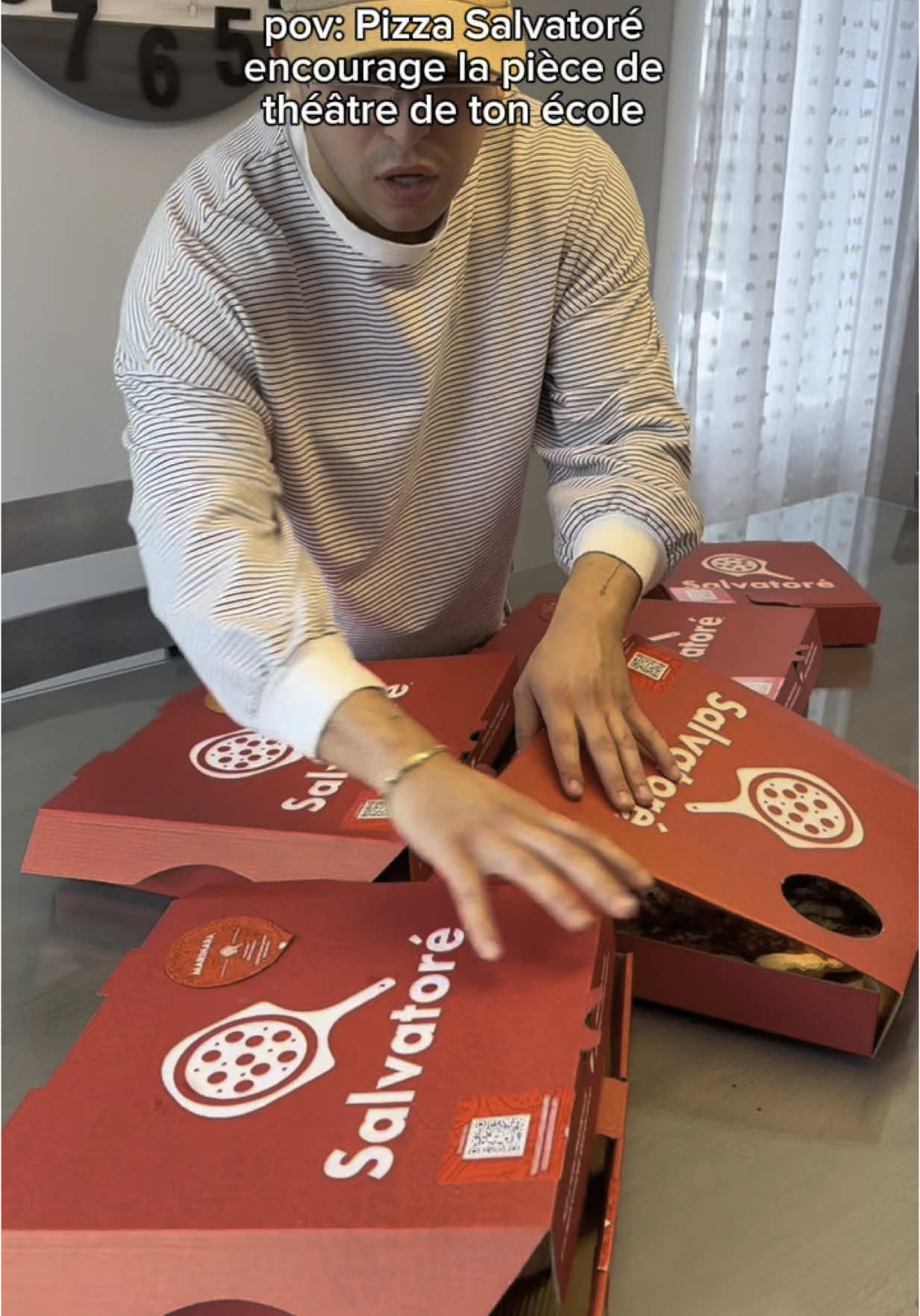 A post by @gabrielgagnon2 on TikTok caption: La pizza @Pizza Salvatoré🍕, c’est comme une pièce de théâtre à l’école : pas toujours prévue au programme, mais toujours la star de la soirée. Elle entre en scène bien chaude, fait rire, fait fondre, et disparaît avant le deuxième acte. Un vrai chef-d’œuvre… surtout quand t’en as deux pointes. #pub 