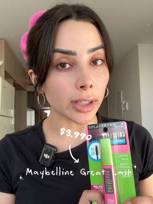 A post by @vaimonroe on TikTok caption: aprobamos o next? 👁️✨  #makeup #maybelline #parati 