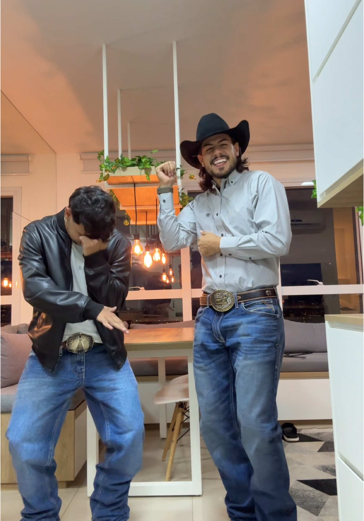 A post by @uailazaro on TikTok caption: os cara da serenata