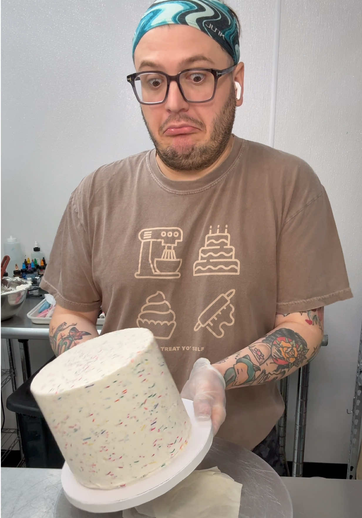 A post by @trashyqweenz on TikTok caption: Come judge customer cake flavors with meeeee 😈 #customerorders #cakeflavors #cakesoncakes 
