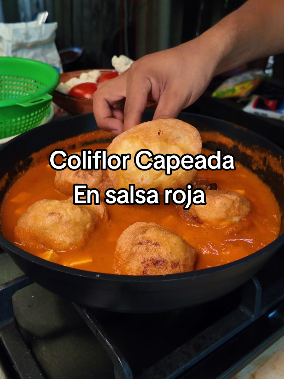 A post by @cocineroenproceso on TikTok caption: ¡Coliflor Capeada en Salsa Roja! #yosoycocinero #recetas #recetasmexicanas #comidamexicana #coliflor #coliflorcapeada 