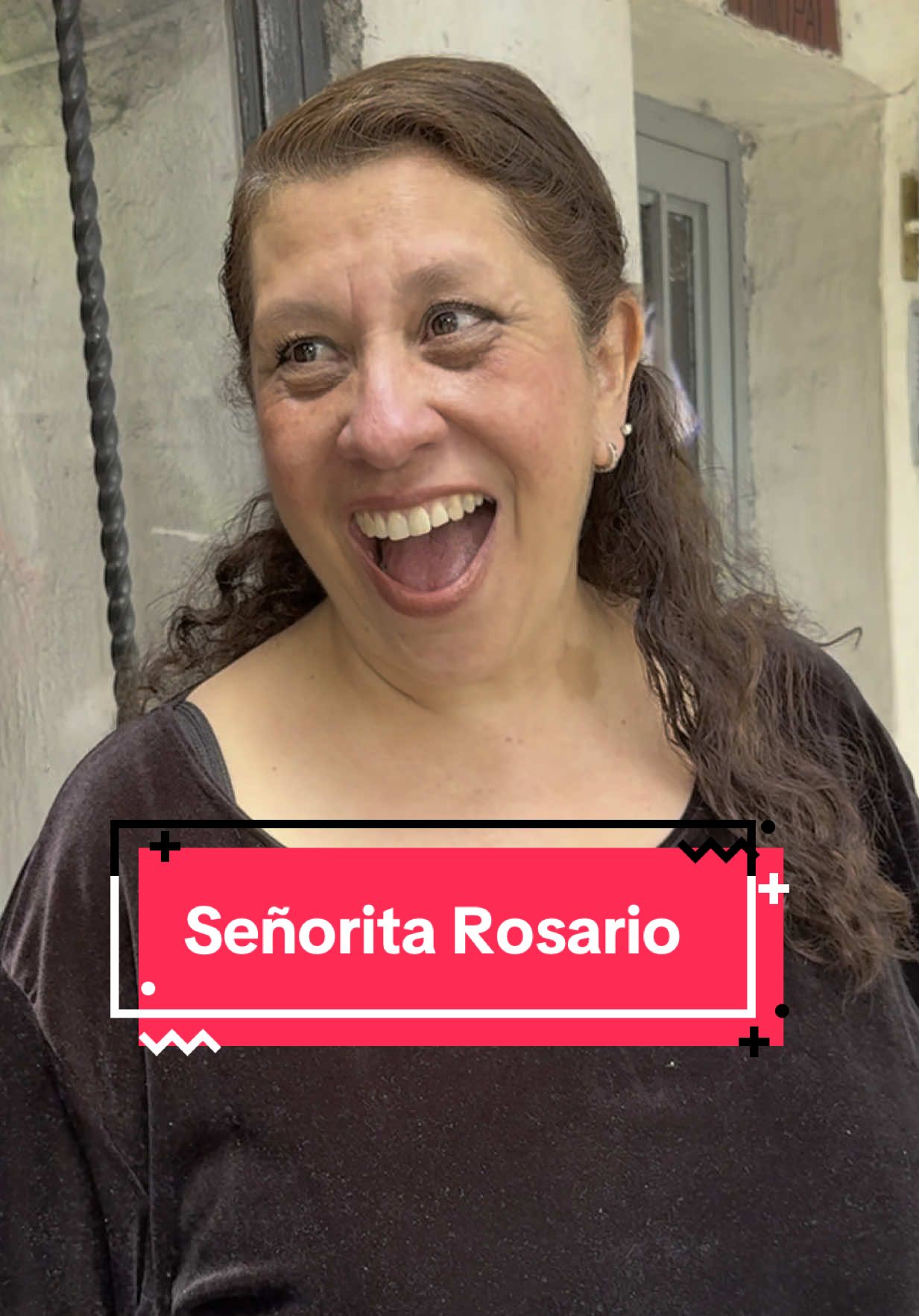 A post by @floreselpatron on TikTok caption: Dr Simi y el Patrón entregando su regalo a la ganadora  #EternalSecret #BellezaSinLimites #AmorSinLimites 