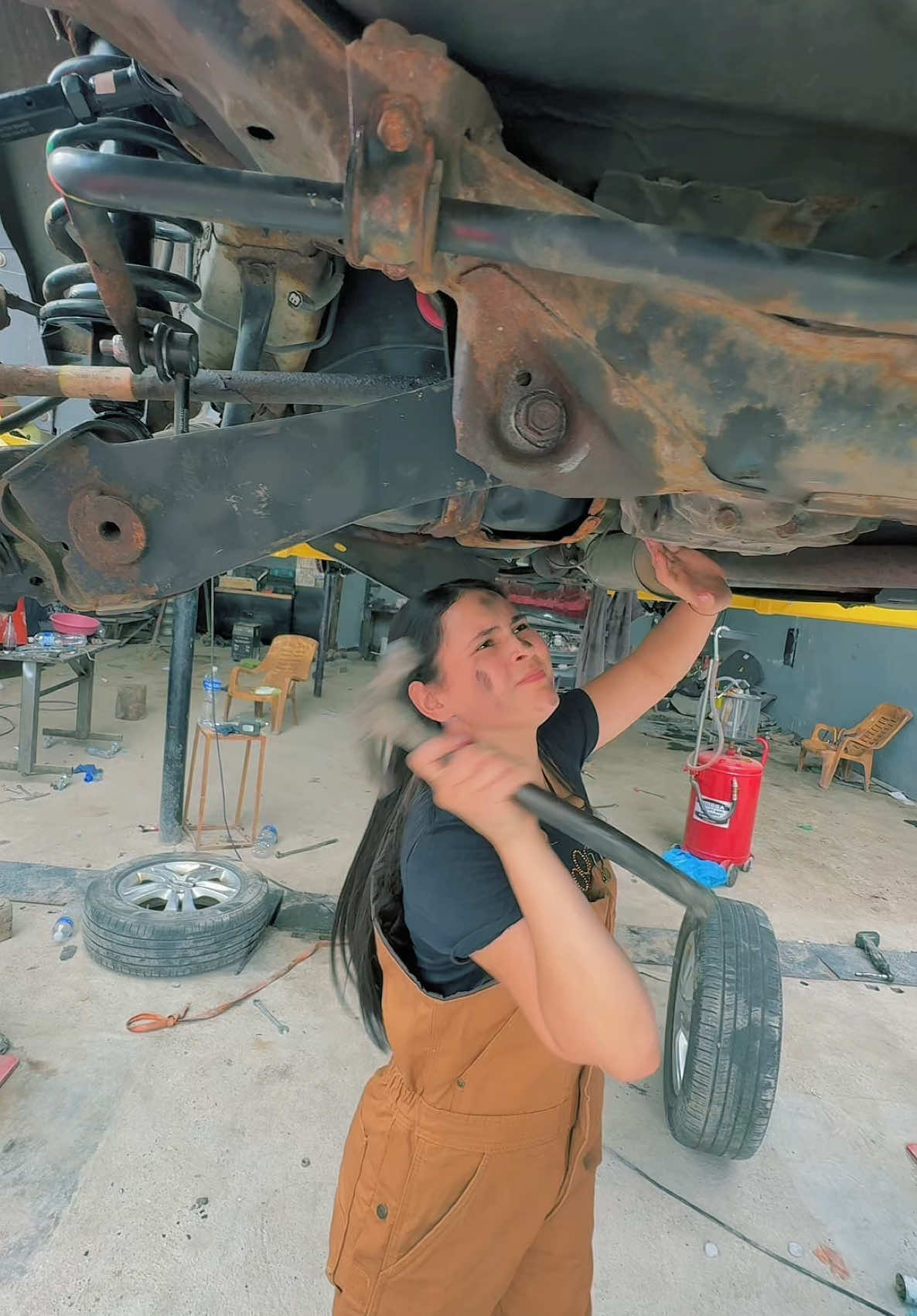 A post by @chiliwilyy on TikTok caption: Qué harías si Llevas el carro al mecánico y pasa esto? 😂😂 