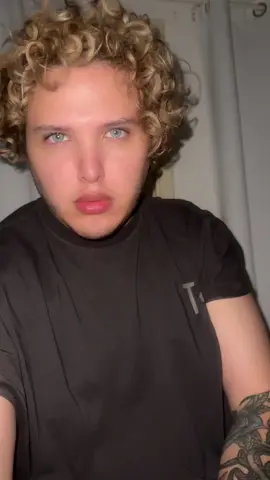 A post by @robdawe on TikTok caption: POV: ES 2016 Y ESTAS ABURRIDO #musically 