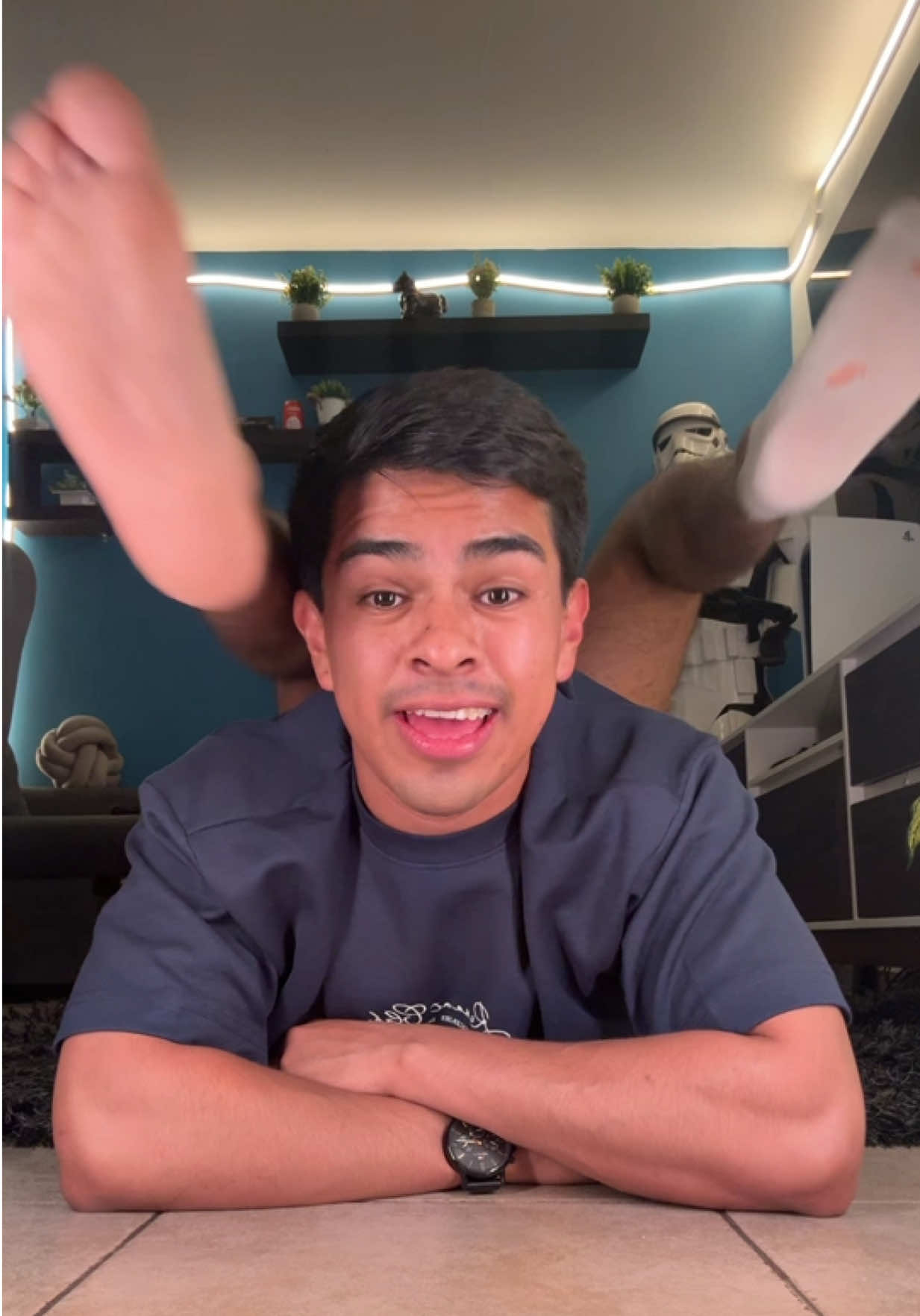 A post by @esen_alva on TikTok caption: Su era primate jajajajaja