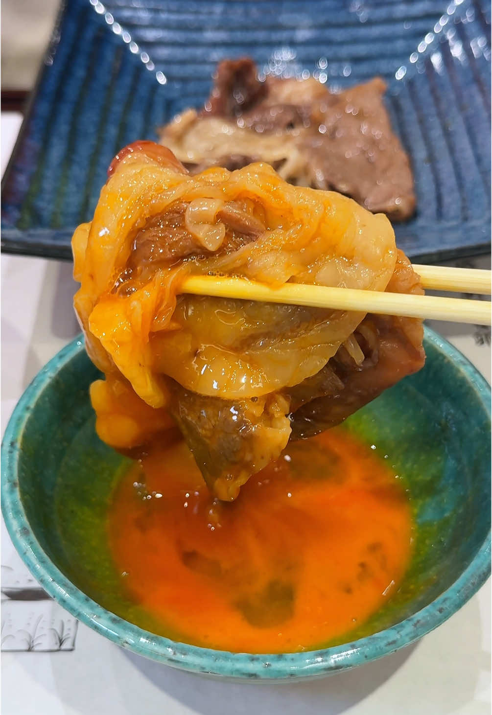 A post by @joker_gourmet on TikTok caption: 銀座•築地エリアで食べるべき必食グルメ2選🇯🇵 2 must-try gourmet foods to try in the Ginza and Tsukiji areas. 【若葉】 ◎ラーメン 1,000円 創業70年、築地で働く人たちの胃袋を支え続ける老舗のラーメン屋！ シンプルながらも旨味の凝縮したスープと日本一の細麺が相性抜群でとても美味しい🤤 豪快に麺をすすれば身体にしみわたって元気が湧いてきます！ ——————————————————— 📍東京都中央区築地4-9-11 🚃築地駅徒歩5分 ⏰6:00-13:30（水曜・日曜は7:30-12:00） 💤無休 ——————————————————— 【すきはな】 ◎本日のブランド和牛すき焼きセット（シングル） 2,530円 　ブランド和牛すきはな重 3,600円 厳選した和牛をスタッフさんが目の前で調理してくれる贅沢すき焼き！ 肉の味わいを思う存分堪能するため、あえてザラメと醤油のみでシンプルに。 サシの入ったお肉は旨みが強くて口の中でトロけます 釜炊きのご飯と食べれば最高に美味しかったです！ ——————————————————— 📍東京都港区新橋1-11-5 コルティーレ銀座口ビル 1F  🚃新橋駅徒歩1分 ⏰11:00-23:00 💤不定休 ——————————————————— 【Ramen Wakaba】 Traditional Japanese ramen with over 70 years of history🍜 A shop located in Tsukiji, a popular tourist spot in Tokyo. Eating this ramen will give you energy in the morning. ——————————————————— 📍4-9-11 Tsukiji,Chuo-ku,Tokyo 🚃5 minutes walk from Tsukiji Station ⏰6:00-13:30 (7:30-12:00 on Wednesdays and Sundays)  💤Open every day ——————————————————— 【Sukihana】 Luxurious sukiyaki made with carefully selected Japanese beef, cooked right in front of you by the staff! In order to fully enjoy the flavor of the meat, it is prepared simply with only sugar and soy sauce. It was absolutely delicious when eaten with rice cooked in a kettle! ———————————————————— 📍1-11-5 Shinbashi, Minato-ku, Tokyo Cortile Ginzaguchi Building 1F 🚃1 minute walk from Shinbashi Station ⏰11:00-23:00 💤Irregular holidays ———————————————————— #銀座グルメ #銀座ランチ #築地グルメ #築地ランチ #東京ランチ #東京グルメ #tokyogourmet #tokyofood #japanesefood #japanfood #japantrip #tokyotrip 