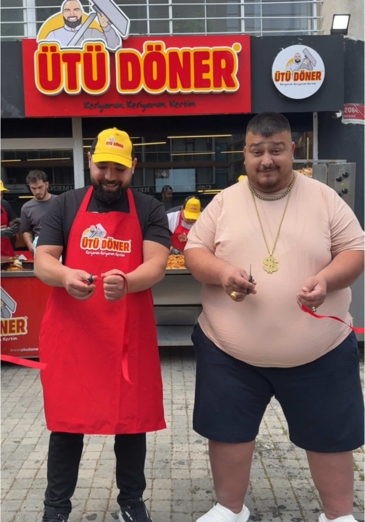 A post by @yasincengiz38 on TikTok caption: KESİYORUM KESİYORUM KESTİM 😜😜😜 #işbirliği #istanbul #esenyurt #ütüdöner #kesiyorumkesiyorumkestim #dance #skibidopdopdopdop #skibidance #bygöbekshow #dansshow #skibidichallenge #göbekshow #almanyadakitürkler #dans #yasincengiz #turkiyem #yasindance #turkishkebab #arabicfood #bestrestaurants #bestfood #eniyidönerci #tiktokindia 