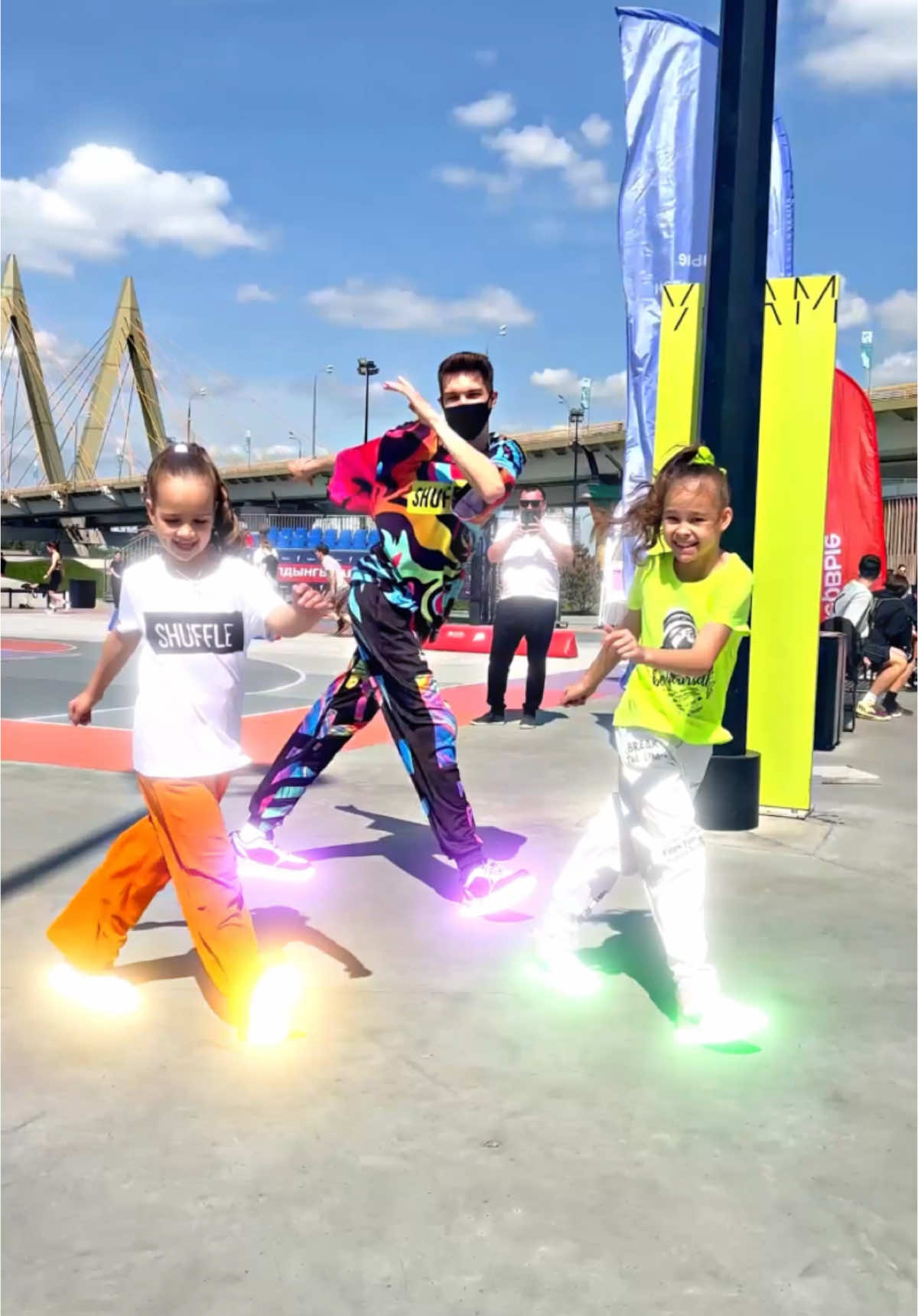 A post by @tuzelitydance on TikTok caption: LITTLE GIRL 👧 TEACHING SHUFFLE 😱🔥 TUZELITY DANCE !! Astronomia 😎⭐️