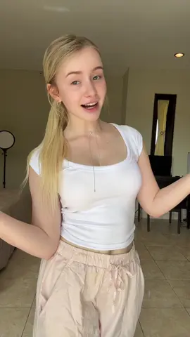 A post by @bule_barbie on TikTok caption: Siapa yang suka geol geol?😚belajar dance vieal ini yukkk dan JANGAN LUPA POST YA 