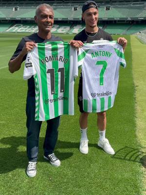 A post by @realbetisbalompie on TikTok caption: Romario & Antony... ¡En acción! 🪄⚽️😵 #betis #romario #antony #goat #skills #deportesentiktok #tiktokfootballacademy