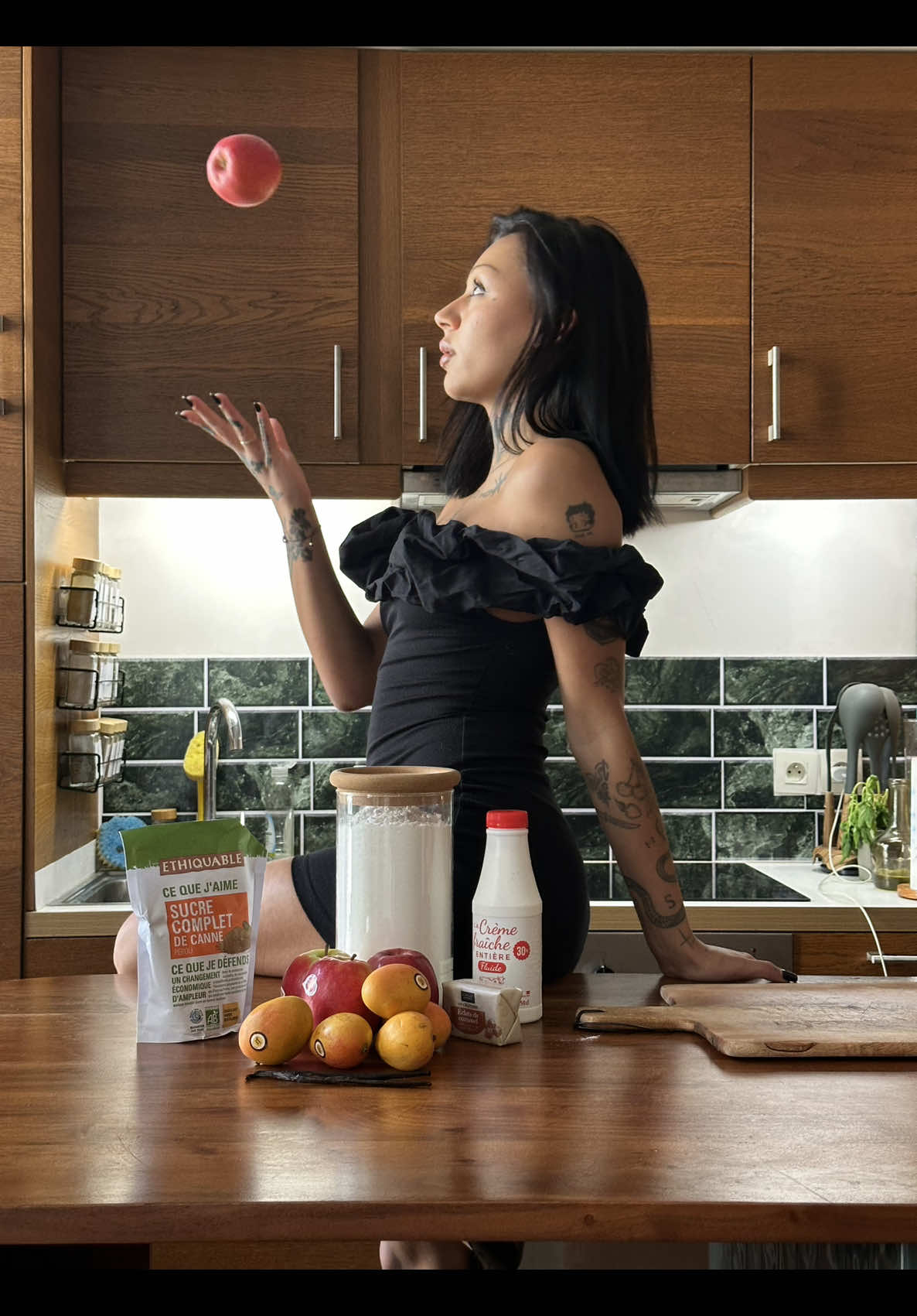 A post by @abitewithogee on TikTok caption: Exotic Crumble 🍎🥧🥭 Wash the fruit. Peel and cut the apples into small pieces. Place them in a saucepan with the juice of one lime and one lemon. Peel and cut the mangos into chunks. Empty the passion fruit. Add a vanilla pod and your choice of brown sugar. Simmer over low heat, stirring occasionally, until a compote-like consistency is obtained. Refrigerate before assembling. For the crumble base, mix 200g of flour and 50g of brown sugar with 200g of softened butter by hand. Crumble between your fingers until a crumble texture forms. Place on a baking sheet and bake for 25 minutes at 195°C (375°F). When everything is cooked, it's time to assemble. Whip the cream last minute using heavy cream, white sugar (any amount), and vanilla. Either in a mixer or a siphon. Place the vanilla ice cream on a board, then a few spoonfuls of your compote. Sprinkle the crumble over the top, ideally while it's still slightly warm, and finish with the whipped cream. 🇫🇷 Lavez les fruits. Épluchez et coupez les pommes en petits morceaux. Placez-les dans une casserole avec le jus d'un citron vert et celui d'un citron jaune. Épluchez et coupez les mangues en morceaux. Videz quelques fruits de la passion. Ajoutez une gousse de vanille et la quantité de votre choix de sucre roux. Laissez mijoter à feu doux en remuant de temps en temps jusqu'à obtenir une sorte de compotée. Conservez au frais avant d'assembler. Pour la pâte à crumble, mélangez à la main 200g de farine et 50g de sucre roux avec 200g de beurre mou. Effritez entre vos doigts jusqu'à formation d'une texture de crumble. Placez sur une plaque de cuisson et enfournez 25 minutes à 195 degrés. Lorsque tout est cuit, place à l'assemblage. Montez la chantilly à la dernière minute à l'aide de crème épaisse liquide, de sucre blanc (quantité de votre choix) et de vanille. Au batteur ou dans un siphon. Sur une planche, placez des morceaux de glace, puis quelques cuillérées de votre compotée. Saupoudrez le tout avec votre crumble idéalement encore un peu chaud, terminez avec la chantilly. #ABiteWithOgee 🖤