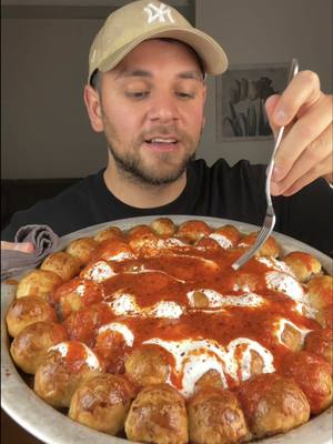 A post by @batuhanbayir on TikTok caption: Boşnak mantısı olmuş mu??👨‍🍳💯 Bu tarifle 4 kişi rahat doyar yaklaşık 50 adet mantı çıkıyor👨‍🍳💯afiyet olsun 😋  İç harcı; •500gr dana kıyma •1 adet soğan (rendelenmiş ve suyu sıkılmış) •1 tk tuz •1 tk karabiber Yoğurt için; •1 kase dolusu yoğurt •2-3 diş sarımsak Domates sos; •1 yk domates salçası •1 tk biber salçası •1 yk tereyağı •1 fincan sıvı yağ •1 çay bardağı su Yapılışı; Kıymayı geniş bir kaseye alıyoruz. Üzerine baharatlarını ve suyu sıkılmış soğanı ekleyip iyice yoğuruyoruz. Ceviz büyüklüğünden biraz daha küçük olacak şekilde toplar yapıp yuvarlıyoruz. Milföy hamurunu 8 eşit parçaya bölüyoruz. Her bir parçanın ortasına kıyma harcından koyup, köşelerinden içeri doğru kapatarak açık yer kalmayacak şekilde sarıyoruz. Hazırladığımız mantıları tepsiye diziyoruz ve üzerlerine sütle çırpılmış yumurta sarısı karışımını sürüyoruz. Önceden ısıtılmış 200 derece fırında, üzerleri iyice kızarana kadar yaklaşık 30 dakika pişiriyoruz. Fırında mantılar pişerken, sarımsaklı yoğurt için yoğurdu ezilmiş sarımsakla karıştırıp bir kenara alıyoruz. Domates sos için ise tüm malzemeleri tavada biraz pişirip ardından suyunu ekliyoruz ve birkaç dakika kaynatarak sosu hazırlıyoruz. Fırından çıkan mantıların üzerine önce sarımsaklı yoğurt, ardından domates sosunu döküyoruz. Son olarak üzerine biraz pul biber serperek servis ediyoruz.#batuhanbayır #boşnakmantısı #mantı 