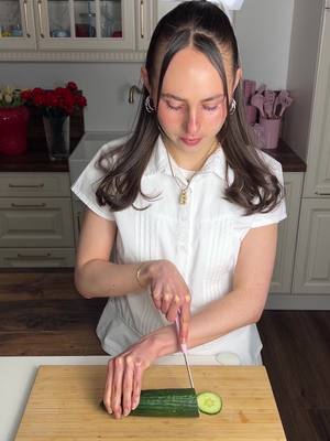A post by @jessiebluegrey on TikTok caption: 🌶️anzeige habt ihr meinen neuen Knobi Chilli Quark von @Milram schon probiert? Wenn Ja, mit Was? 👀 #Milram