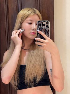 A post by @sia_jiwoo on TikTok caption: 요즘 제일 잘 쓰는 꿀템 🍯 #refa #리파m1#리파엠원 #뷰티디바이스