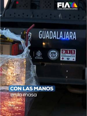 A post by @aztecanoticias on TikTok caption: Robo fallido en #Jalisco 🚨  Un hombre intentó su primer asalto a varias cajas fuertes de un negocio, pero las cosas no salieron como esperaba. Fernando Roldán con la información en #PrimeraLínea. #AztecaNoticias #TikTokInforma 