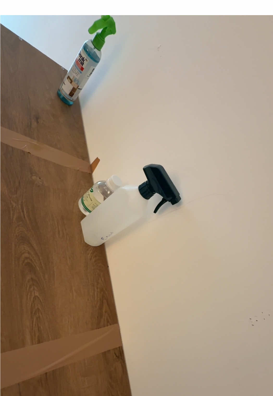 A post by @vivi_es_norbi_cc on TikTok caption: Na melyikre fogadsz?✨ #cleaning #clean #cleantok 