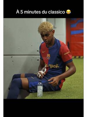 A post by @axelmerryl on TikTok caption: Il s’amuse avec une bouteille à 5 minutes du classico 😭🔥 @Lamine Yamal @fcbarcelona 